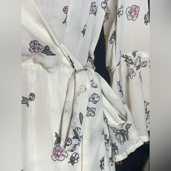 π 4 for$25 White bohemian floral maxi dress. Romantic bohemian. ππΌπΈ - Picture 7 of 12